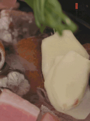 加姜片、蔥結(jié)、料酒。