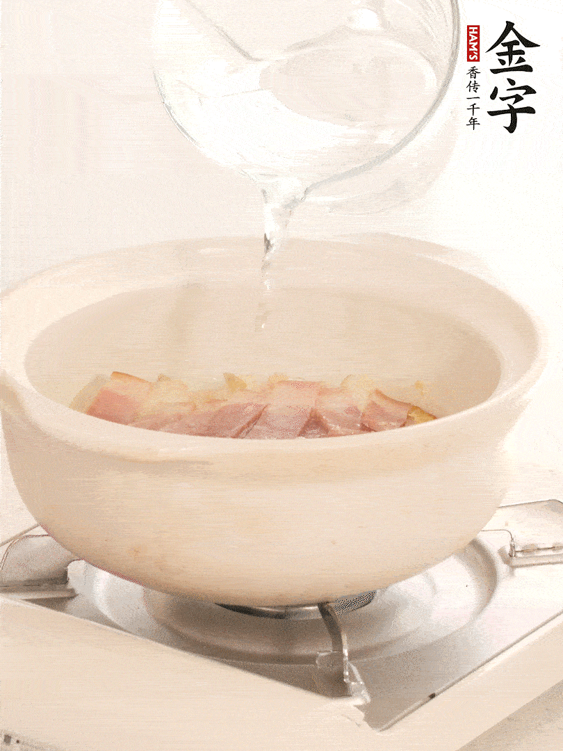 放入火腿片，加開水，再加入豆腐