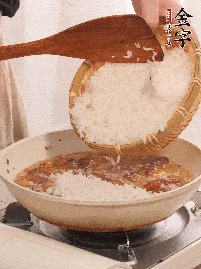 熱鍋燒油，香腸煸出油，加姜片去腥，加土豆、胡蘿卜、香菇翻炒到半熟，隨后加豆角、2小勺鹽、1大勺生抽，煸炒均勻。