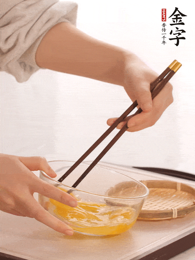 兩顆雞蛋打散。