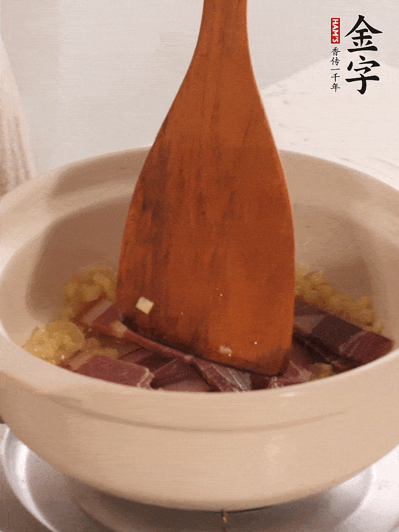 加熱水，加入白菜蓋上蓋子煨煮3分鐘。