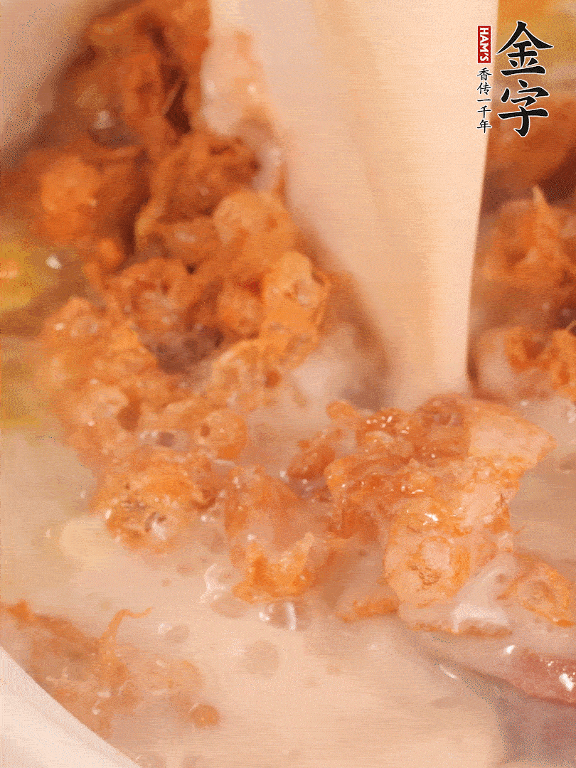 加入蛋酥再煨煮2分鐘，加入豆?jié){。