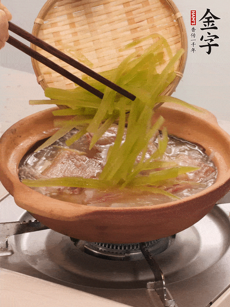 倒入熱水煮開后，轉(zhuǎn)小火燉煮10分鐘，呈奶白色湯底。