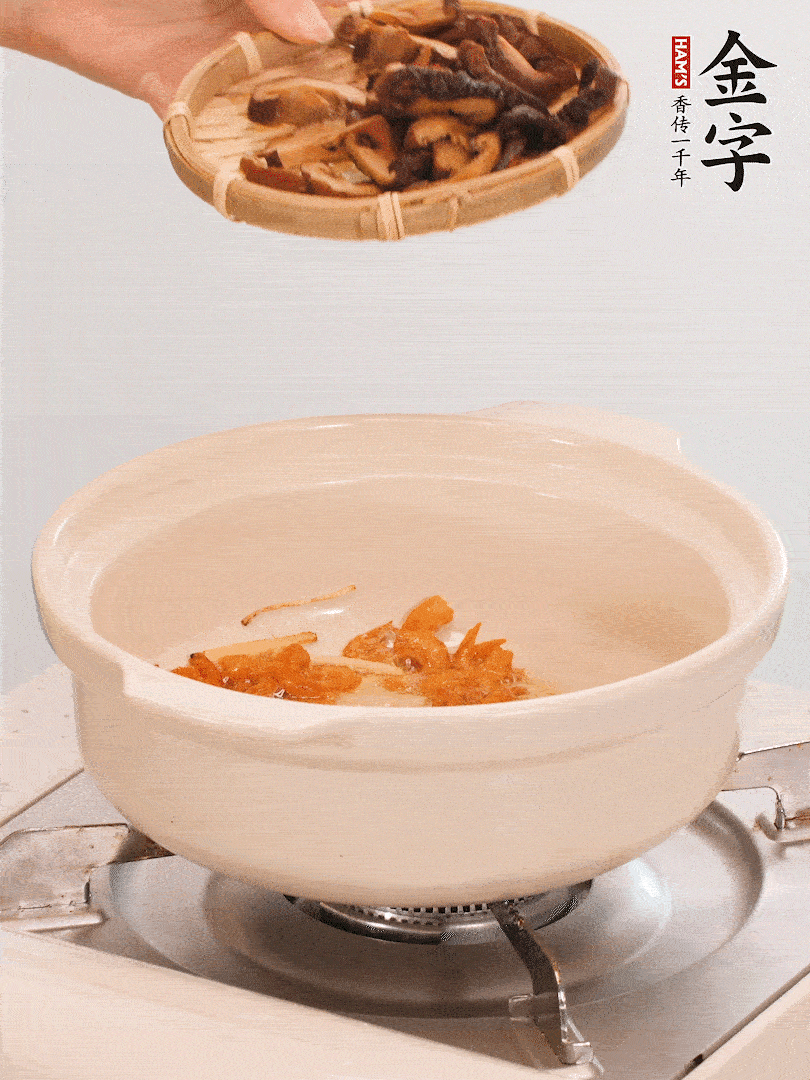 砂鍋倒入少許油，放入姜絲、海米小火煸香；再放入香腸、南瓜、干香菇一起翻炒2分鐘。