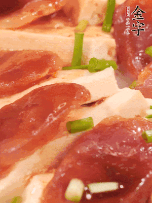 調(diào)一個醬汁：2勺生抽、1勺蠔油、半勺白糖、1勺淀粉、半碗清水調(diào)成料汁燒開