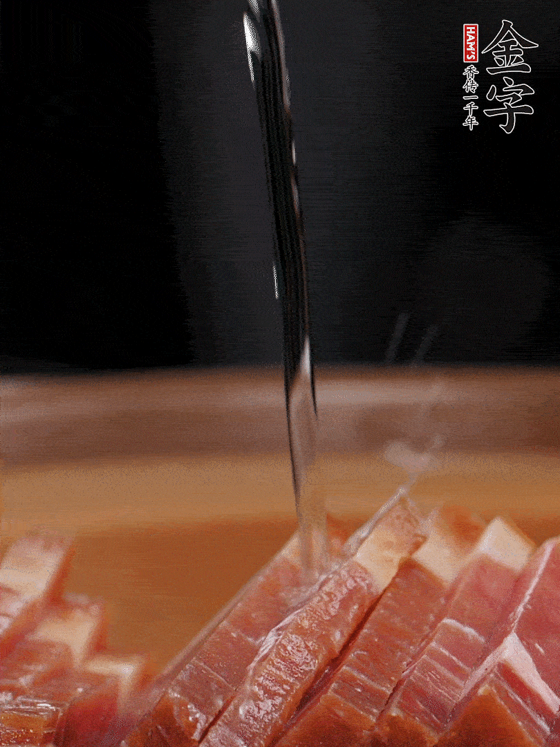 金字火腿切片，放入溫水中泡10分鐘，金字土香腸斜切成片。千張切成細(xì)條。