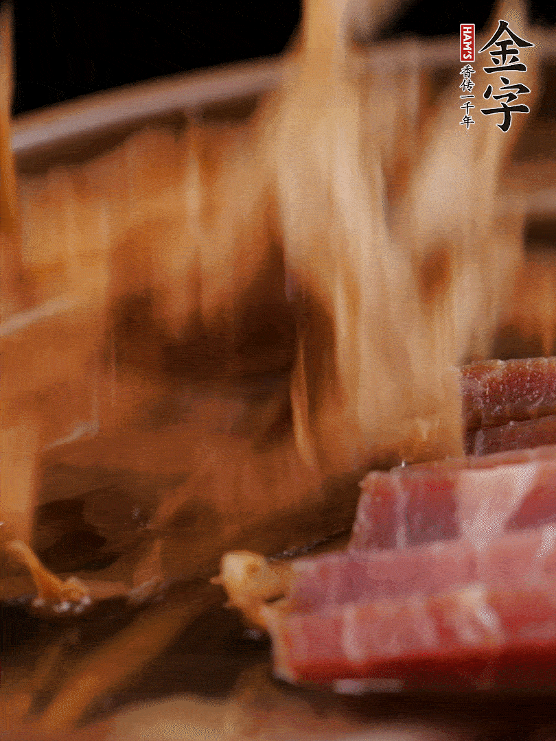 大筒骨、金字火腿、姜片、黃酒一起放入砂鍋，加筍干燉煮40分鐘。（如果家里有高壓鍋，用高壓鍋把高湯壓出來更鮮濃。）