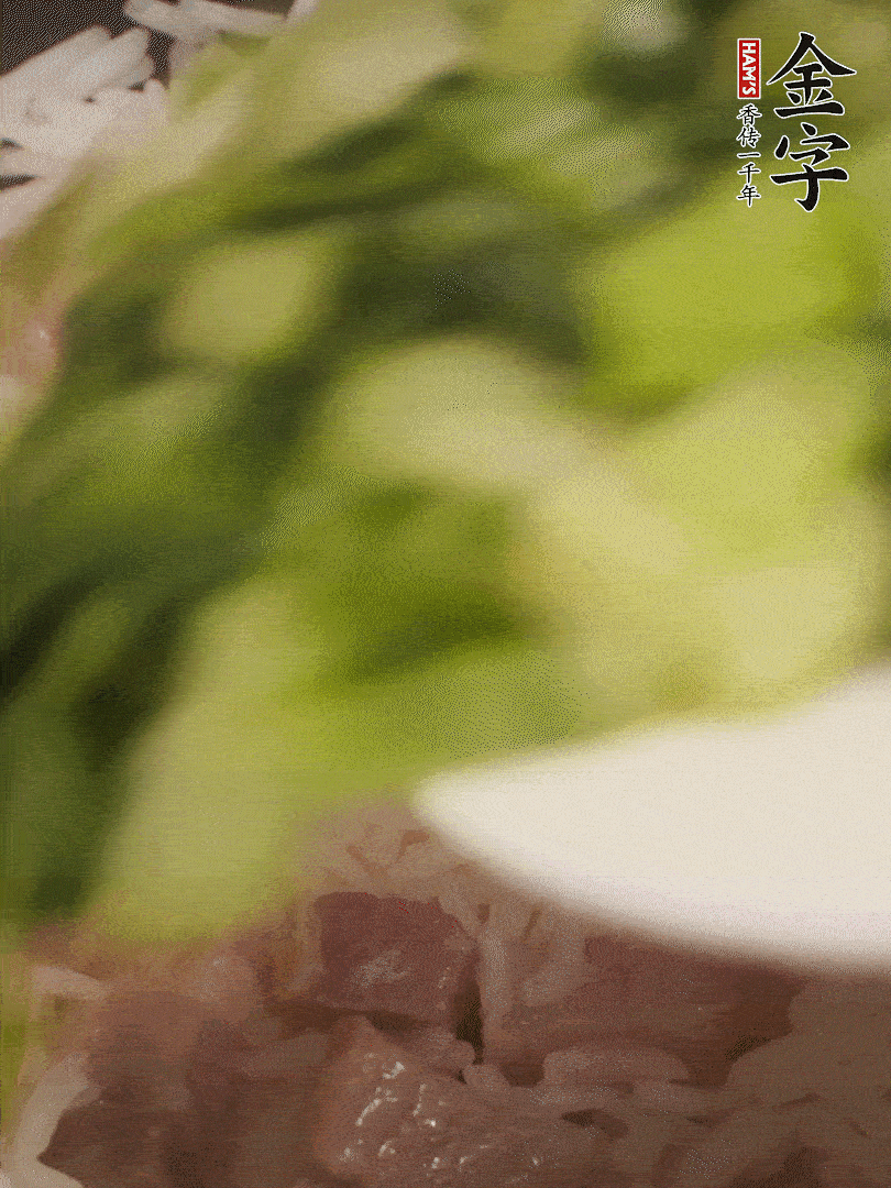 將燜煮好的米飯，倒入炒熟的蔬菜中，翻炒均勻鍆繼續(xù)燜煮5分鐘