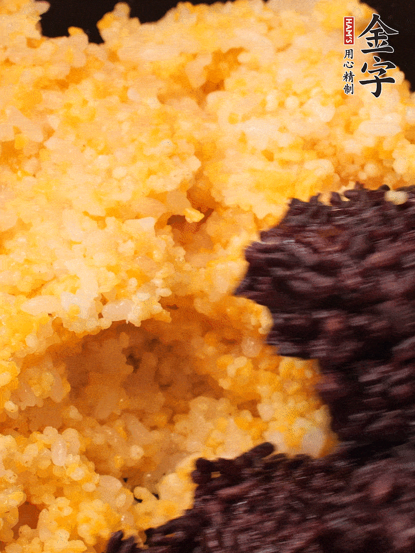 混合小米、紫米煮熟，加豬油攪拌均勻（紫米分開煮在攪拌）