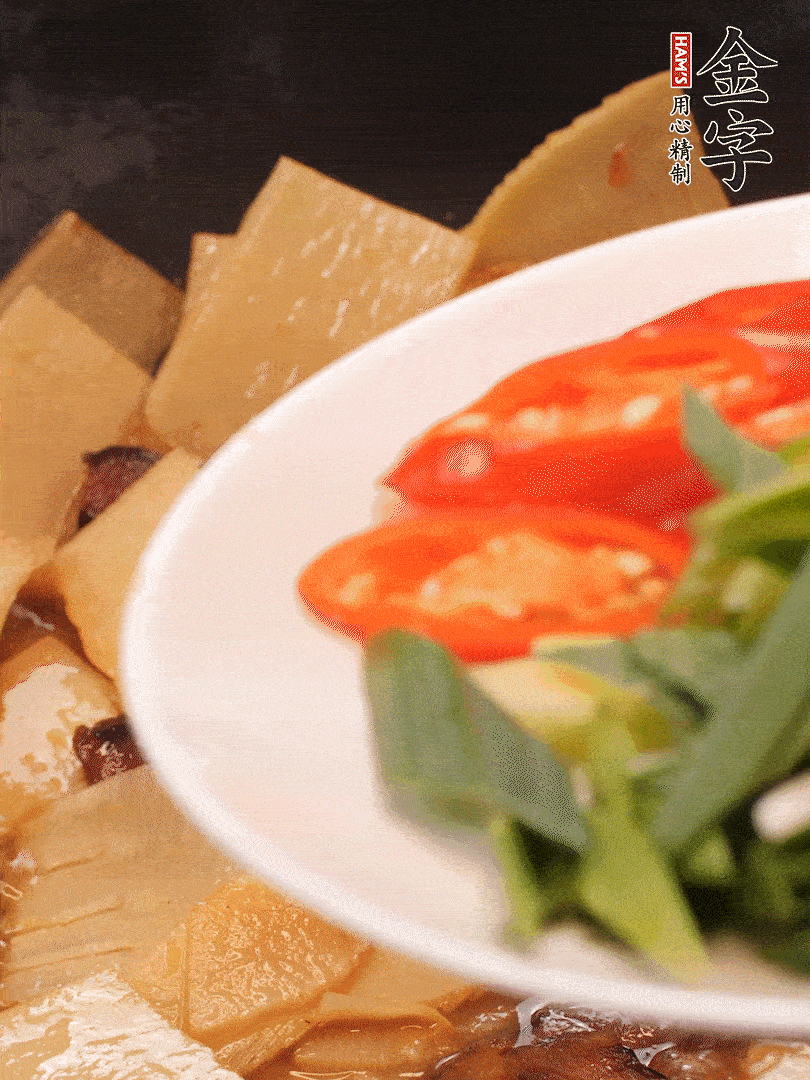 少許料酒增香，下蒜白、青紅辣椒略微翻炒