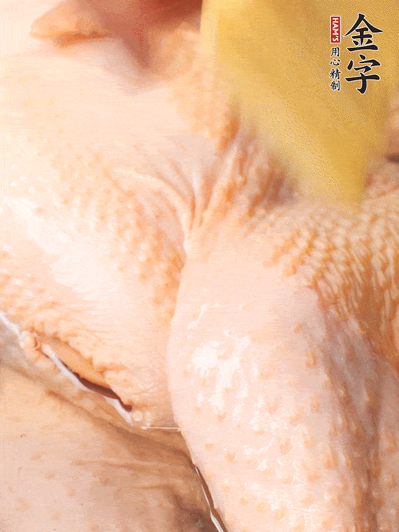 老母雞去頭去尾，斬去雞爪。冷水入鍋，加料酒、蔥姜焯水，煮出浮沫后撈出，用清水洗凈