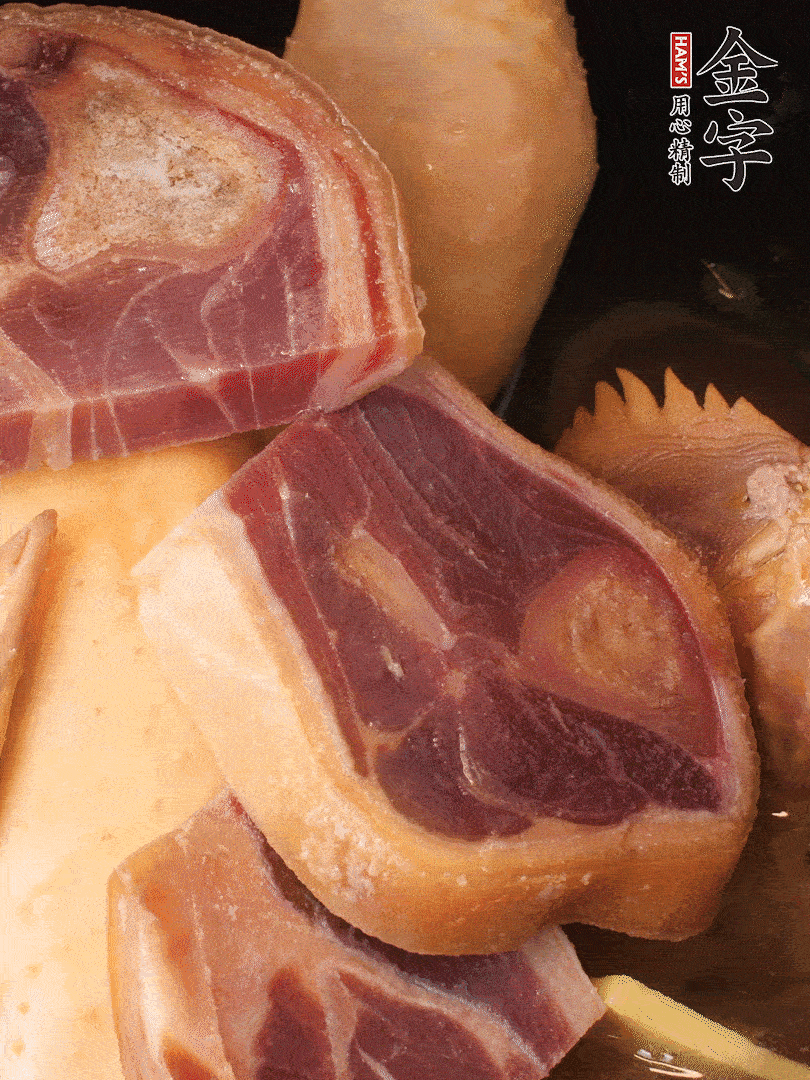 火踵、老母雞加蔥、姜、料酒、清水，大火燒開后轉(zhuǎn)小火，燉1小時