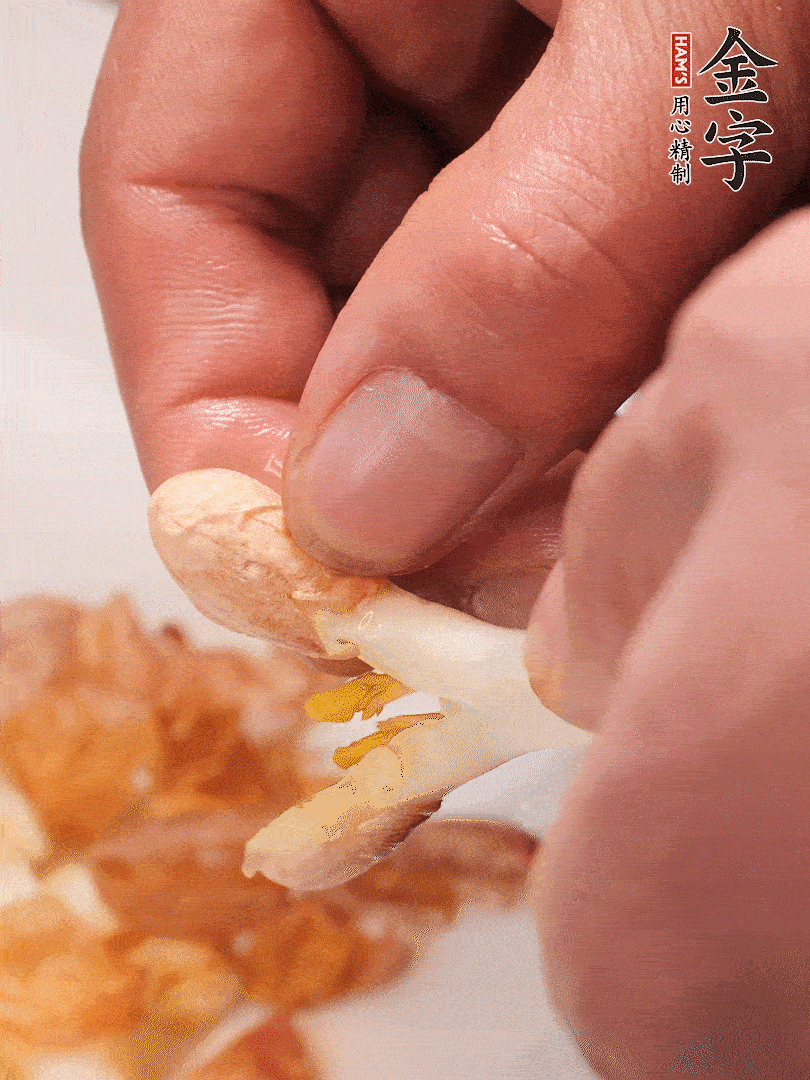 花生芽切段。開水焯水1分鐘，去掉頂部的花生皮