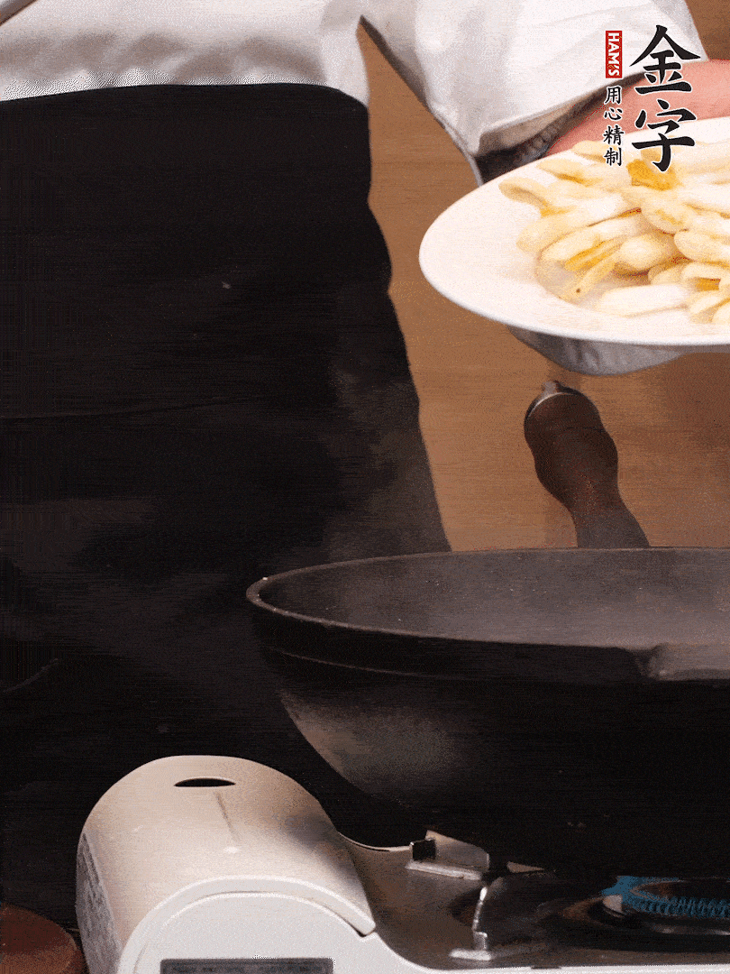 鍋中少許油，下花生芽