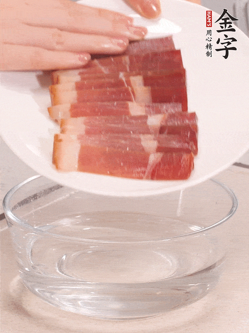 鴨腿冷水下鍋，加姜片、料酒焯水