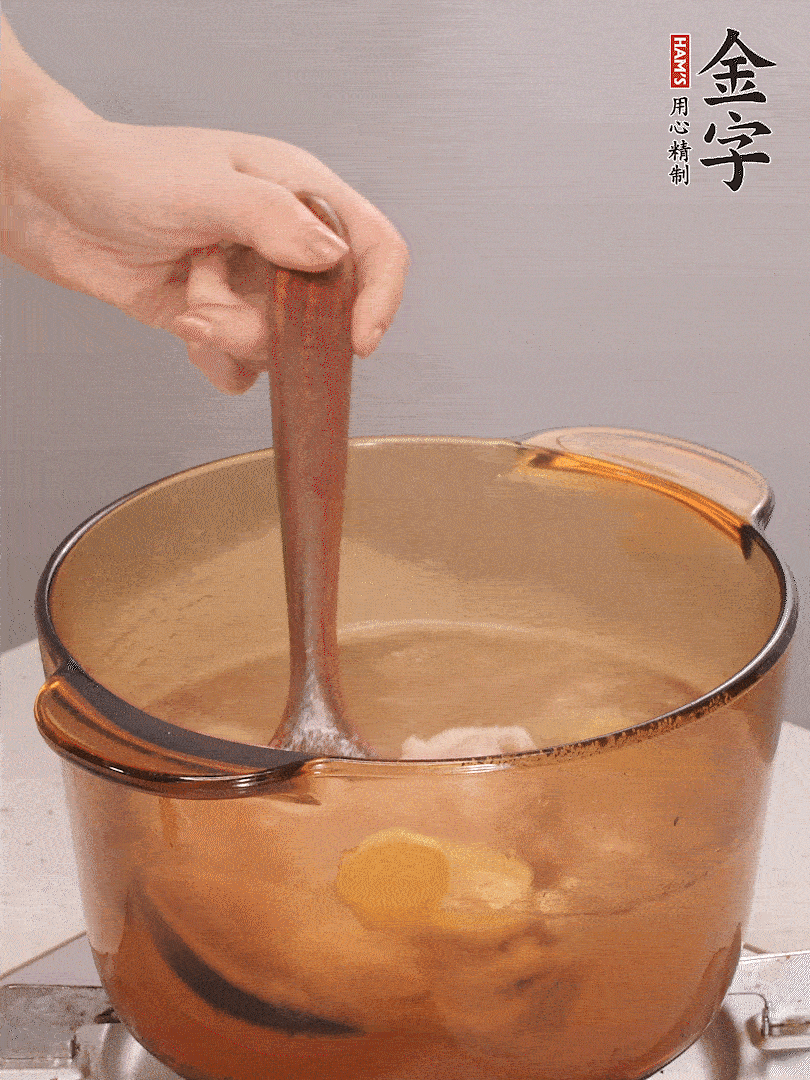 鴨肉、白果、火腿、生姜一起放入砂鍋，清水沒過食材，大火燉煮1小時