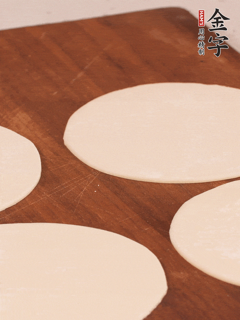 餃子皮均勻抹油，10張疊在一起，搟面杖搟開(kāi)