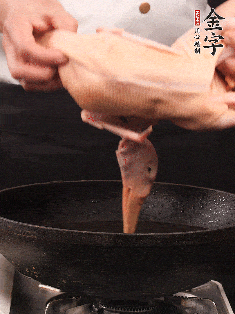 處理干凈的老鴨1只，黃酒小半碗，姜幾片，一起放入冷水，煮沸焯水3分鐘，去除血沫