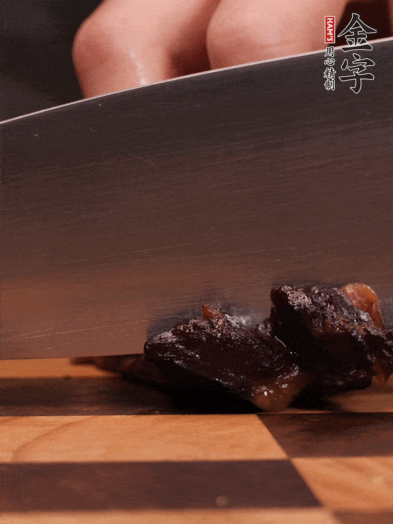 金字醬油肉整塊放入鍋中煮至7成熟，切成小塊