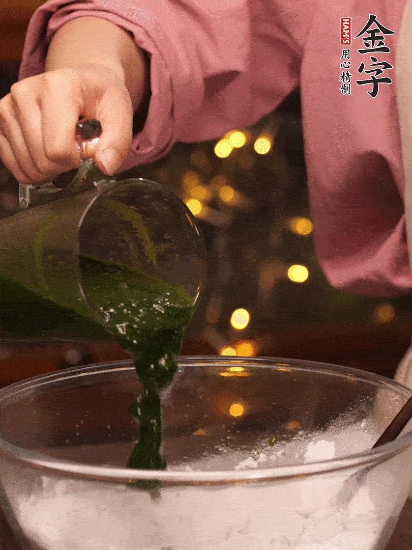 清明粿粉，分次加艾草泥，加點(diǎn)油揉2分鐘