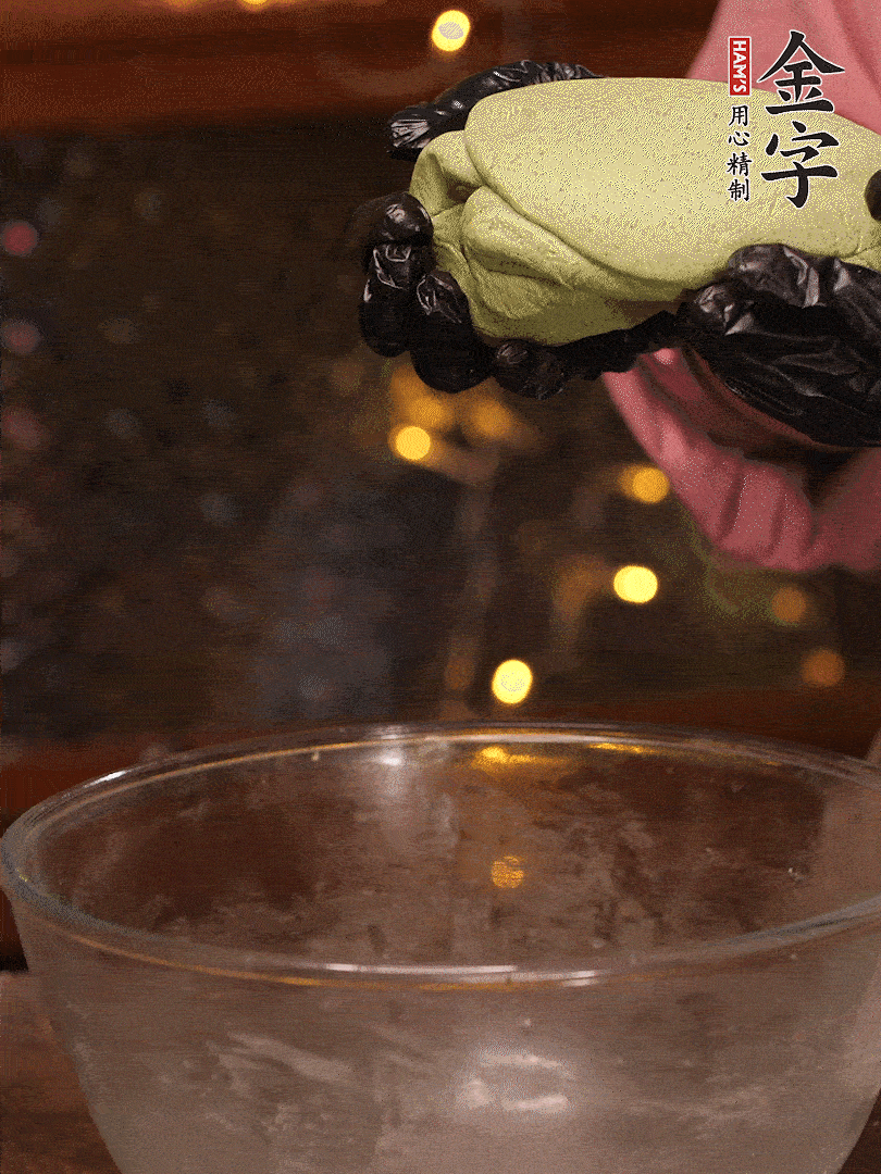 清明粿粉，分次加艾草泥，加點(diǎn)油揉2分鐘，揉到面團(tuán)光滑，醒發(fā)一下