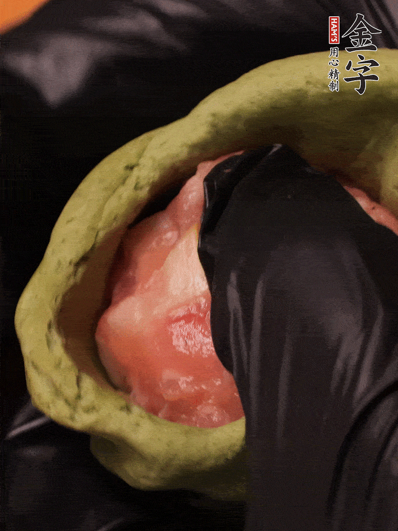 切成小劑子，中間壓個(gè)坑，做成碗狀，虎口慢慢收口