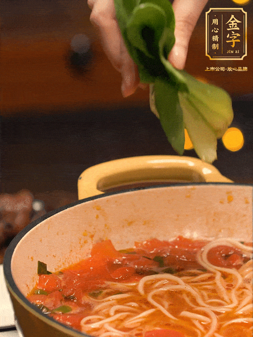 放入焯水后的面條、牛肉、小青菜燜煮約3分鐘