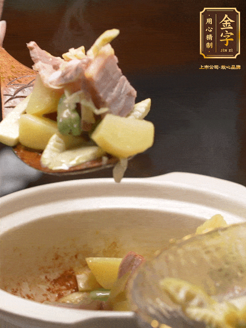 煸出咸肉脂香，再下筍丁、蠶豆。呈出