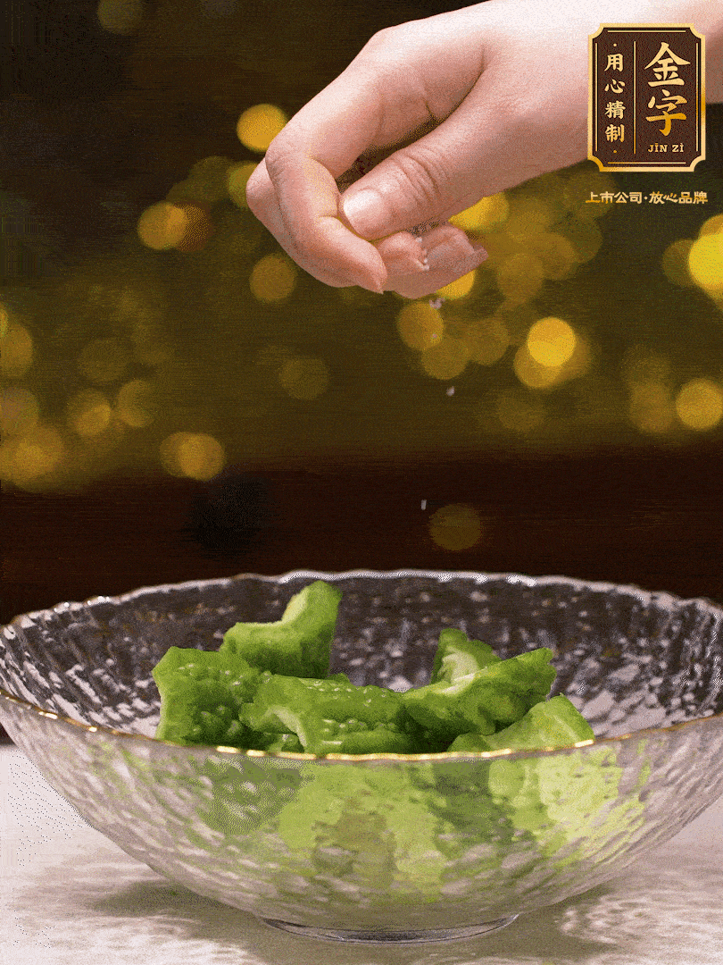 處理好的苦瓜切段（5cm），加點(diǎn)鹽鹽腌一下，去除一下苦味