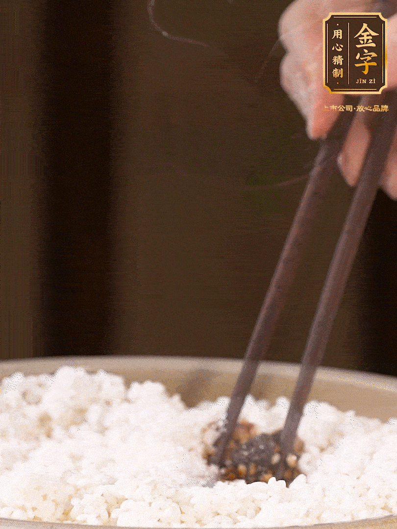 糯米淘洗干凈，浸泡4小時，控干水分后，加鹽、糖、老抽調(diào)味調(diào)色