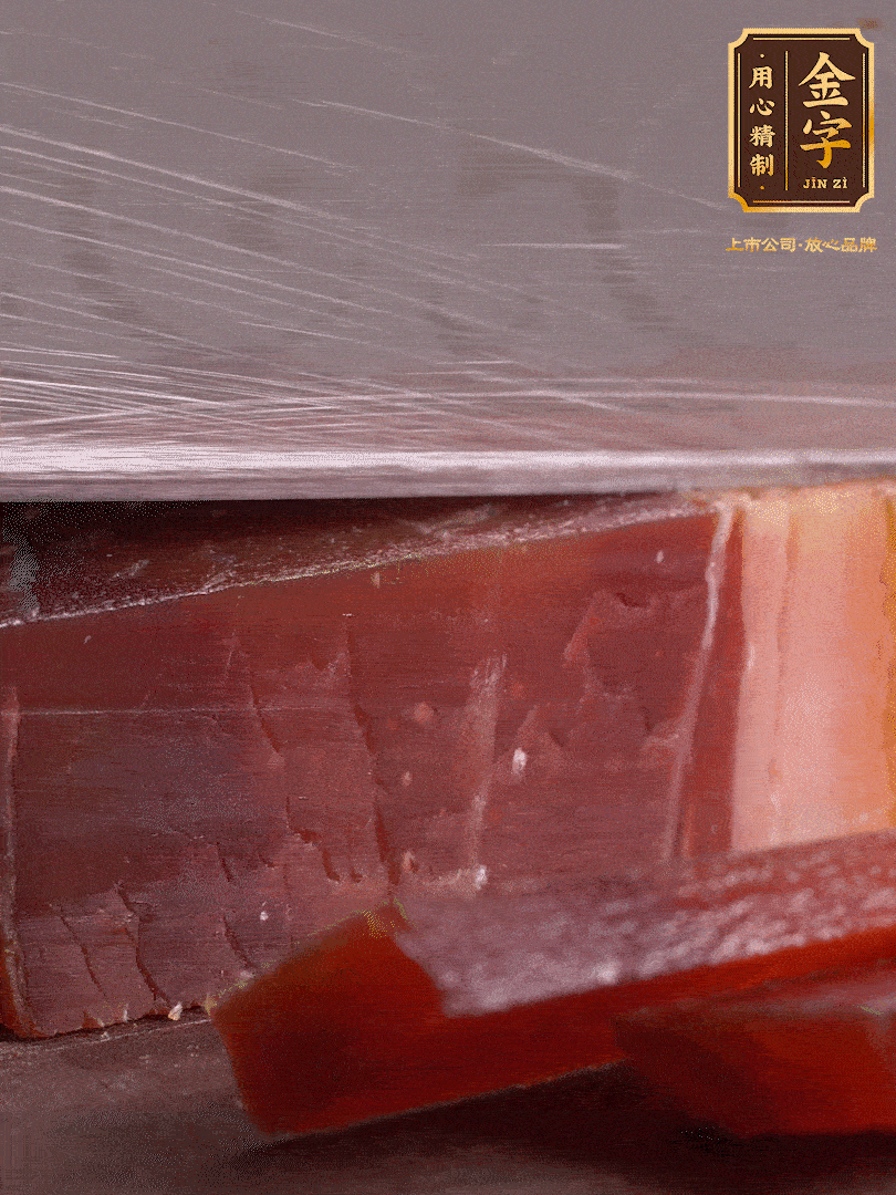 準(zhǔn)備食材。選用足年發(fā)酵的金字火腿，煲出來的湯更加鮮美?；鹜惹谐杀∑?，溫水浸泡5分鐘。