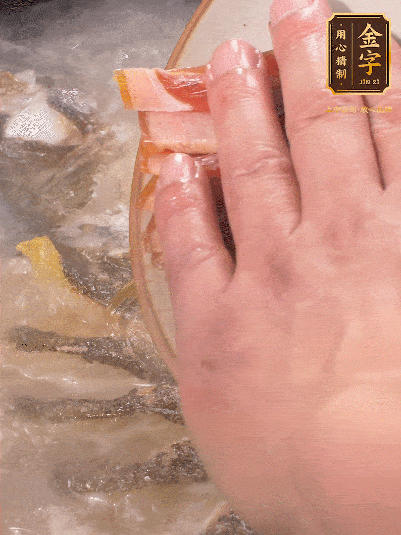 將煎好的魚，倒入三大碗開水。大火煮開后放入1個(gè)蔥結(jié)、2片姜片和1勺料酒和火腿片