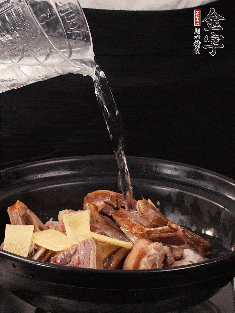 火腿、豬腳放到大砂鍋里，黃酒提鮮，蔥姜去腥，加2kg純凈水沒(méi)過(guò)食材。水一定要放足，中途最好不能加水