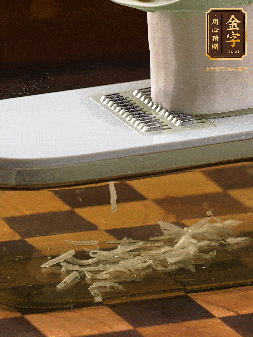 蘿卜切絲 ，加少許的鹽 抓拌均勻后，腌制十五分鐘