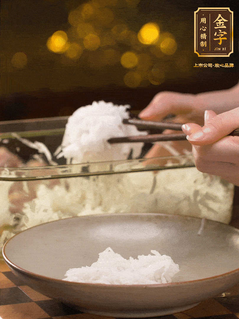 腌好的蘿卜絲控干水份用筷子夾出 、放在盤子底部