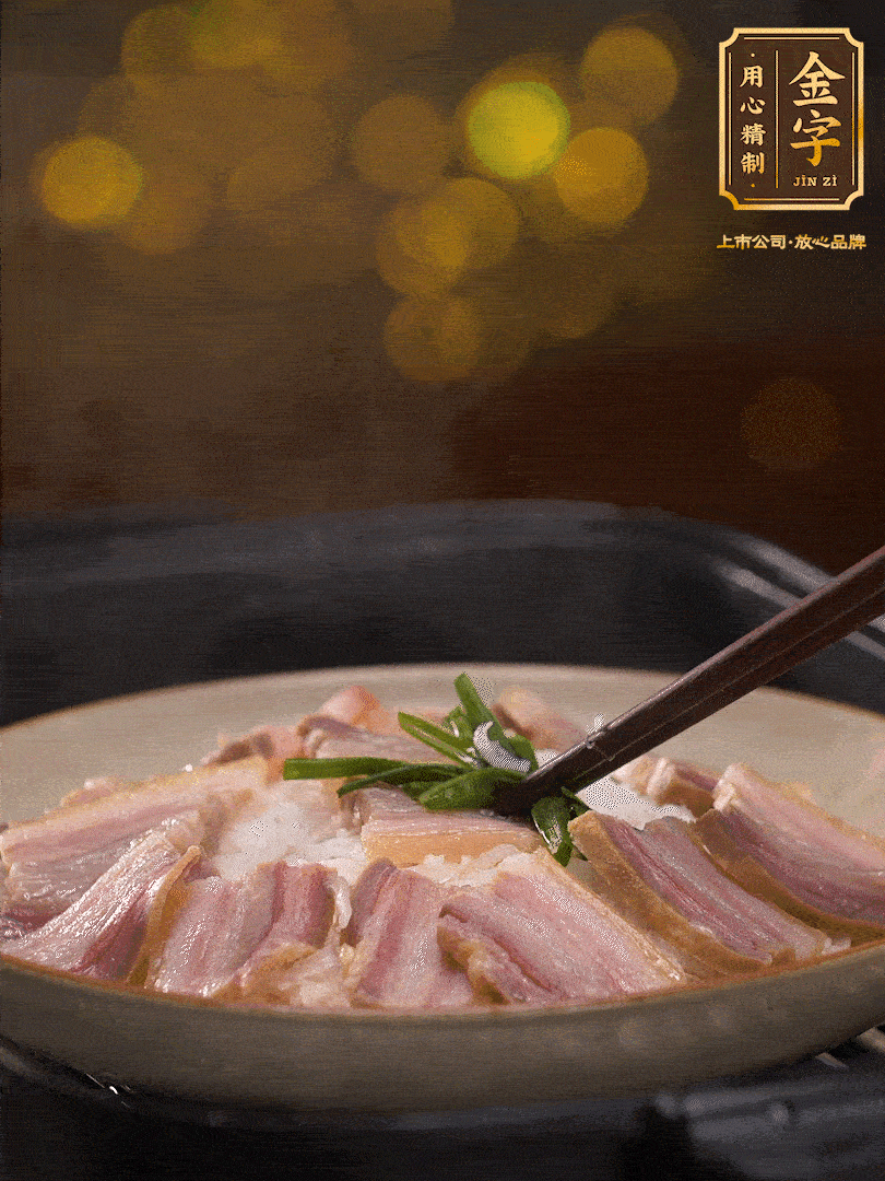 二十分鐘后關(guān)火，去除頂部的蔥段，最后撒上少許的蔥末，就完成了