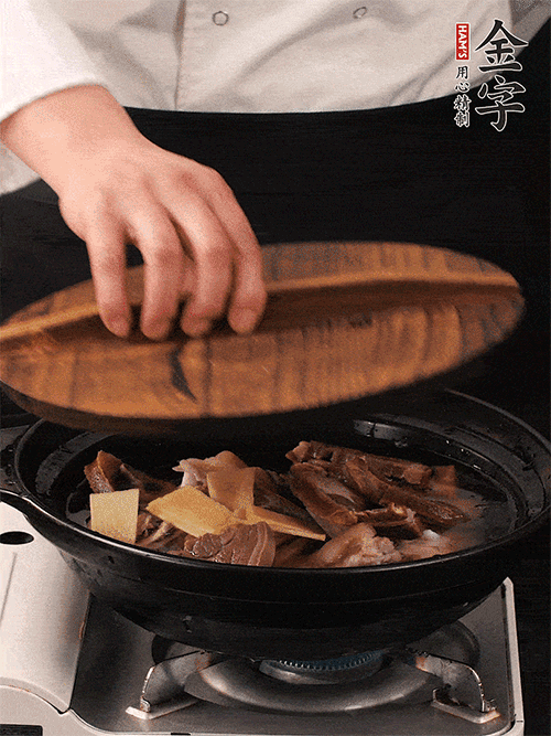 大火煮到沸騰后，轉(zhuǎn)中小火慢燉1個(gè)半小時(shí)。