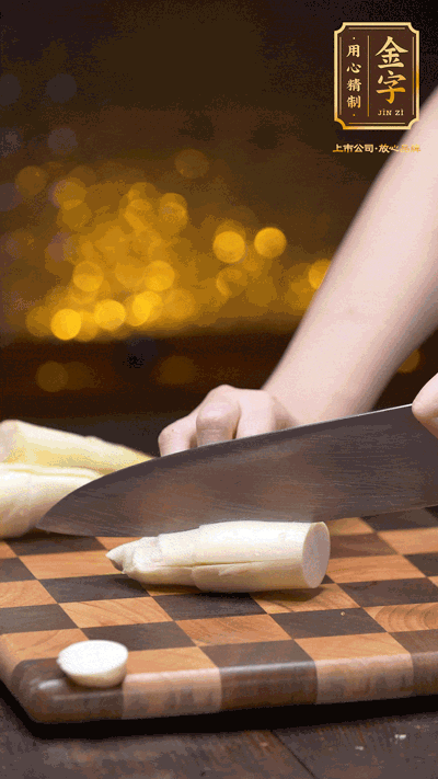 茭白剝?nèi)ネ馄?，去掉根部老硬部分，洗凈切滾刀塊