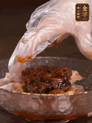 排骨用1勺蠔油、1勺醬油、1勺金字火腿XO醬抓勻腌制半小時(shí)