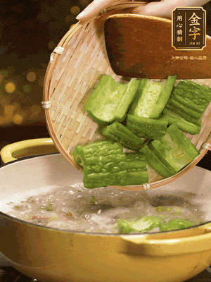 倒入熱水，和泡開的綠豆（連水）和火腿片，大火燒開燉一個(gè)小時(shí)