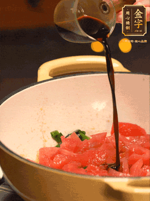 調(diào)味：1勺蠔油、1勺生抽、2轉(zhuǎn)胡椒粉和2勺番茄醬倒入400ml開(kāi)水，燒至湯汁濃厚