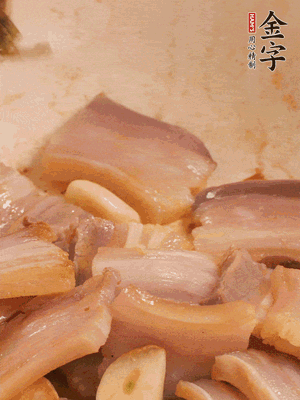 加入雪菜、咸肉冬筍 炒出香味