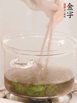 香椿焯水，變色后撈出，切成小段