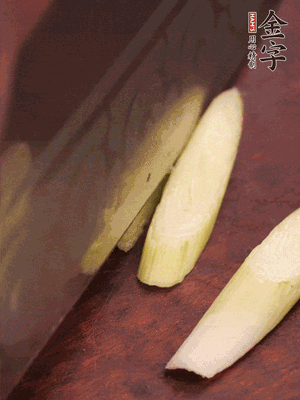 蒜白切小段，辣椒斜切圈