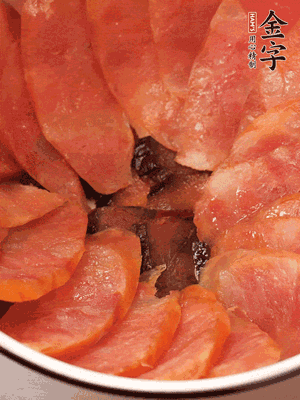 深碗涂抹豬油，頂端鋪枸杞，間隔鋪上香腸、醬油肉片