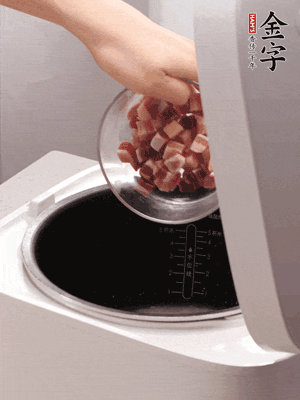 鍋中倒入豬油，油熱后炒熟上海青，給倒少許鹽調(diào)味