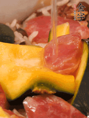 倒入溫開水，水量高出米面一個指節(jié)。