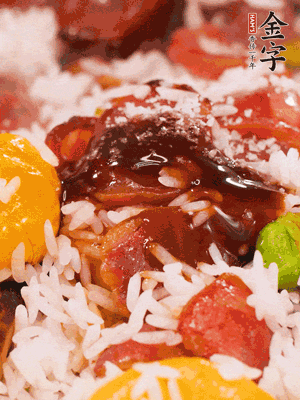 調(diào)醬汁，把蠔油：生抽：老抽：香油按1:2:1:0.5的比例。