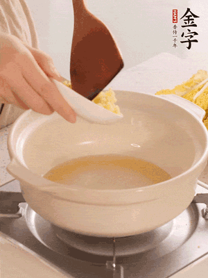 鍋里留少量底油煸香火腿和姜末。