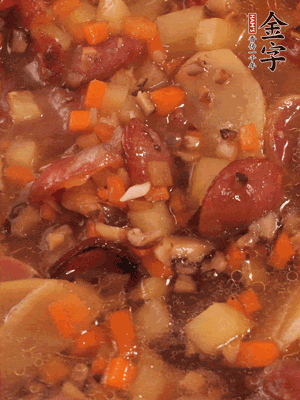 加大半碗水，沒(méi)過(guò)大部分食材